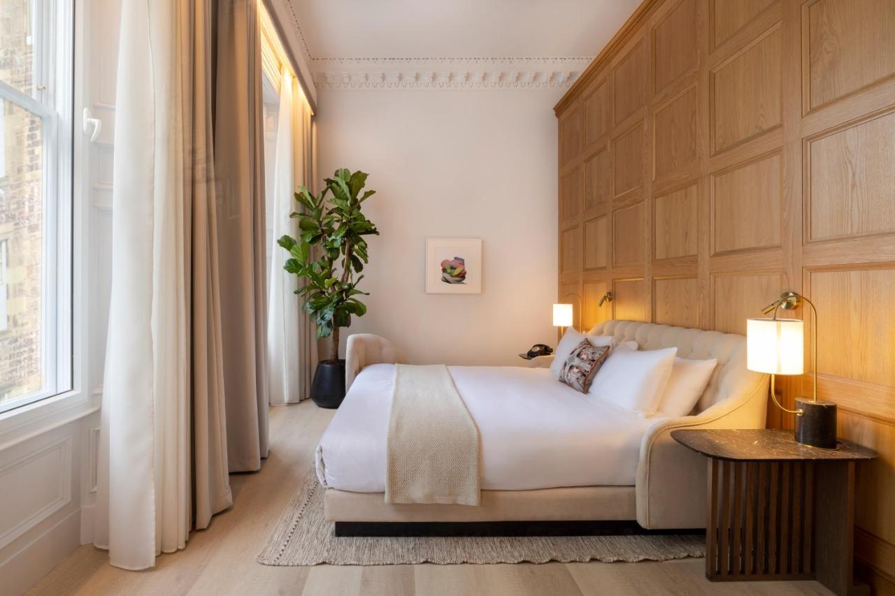 Virgin Hotels EDI Eksteriør billede A bedroom at The Standard London