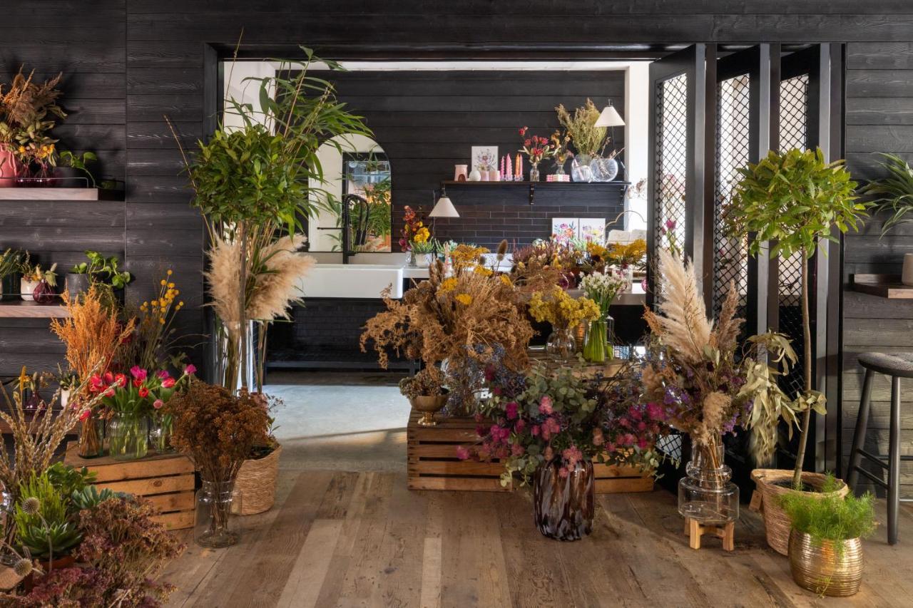 Virgin Hotels EDI Eksteriør billede Flower arrangement at the Flower Market